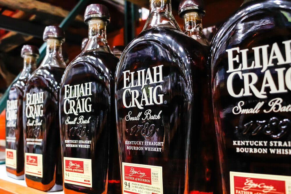 Elijah Craig hyllas med en Bourbon bärandes hans namn