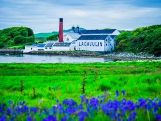 Destilleriet Lagavulin vid Lagavulin Bay på Islay
