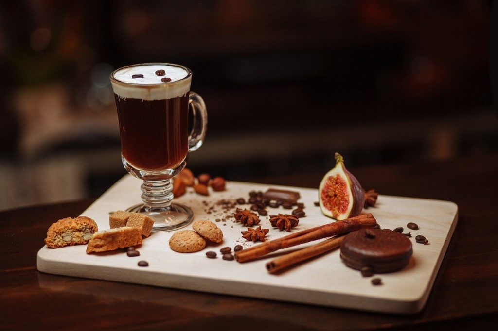 Whiskeydrinkar kan också serveras varma, här i form av Irish Coffee