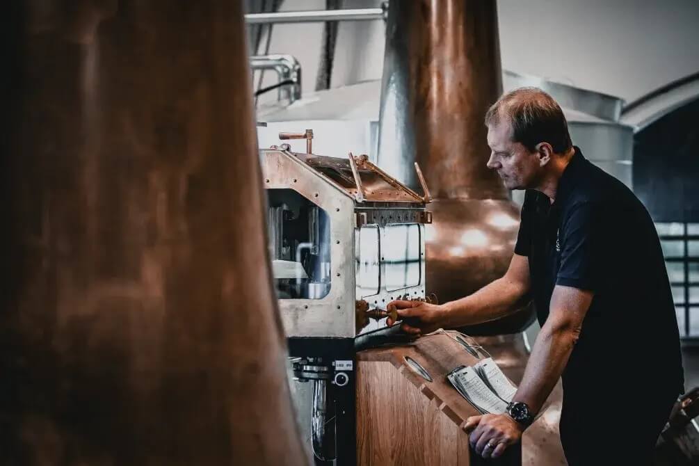 Roger Melander arbetar på ett av sveriges många destillerier