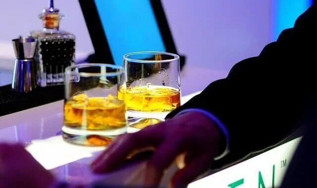 Innehåller glasen whisky eller whiskey?