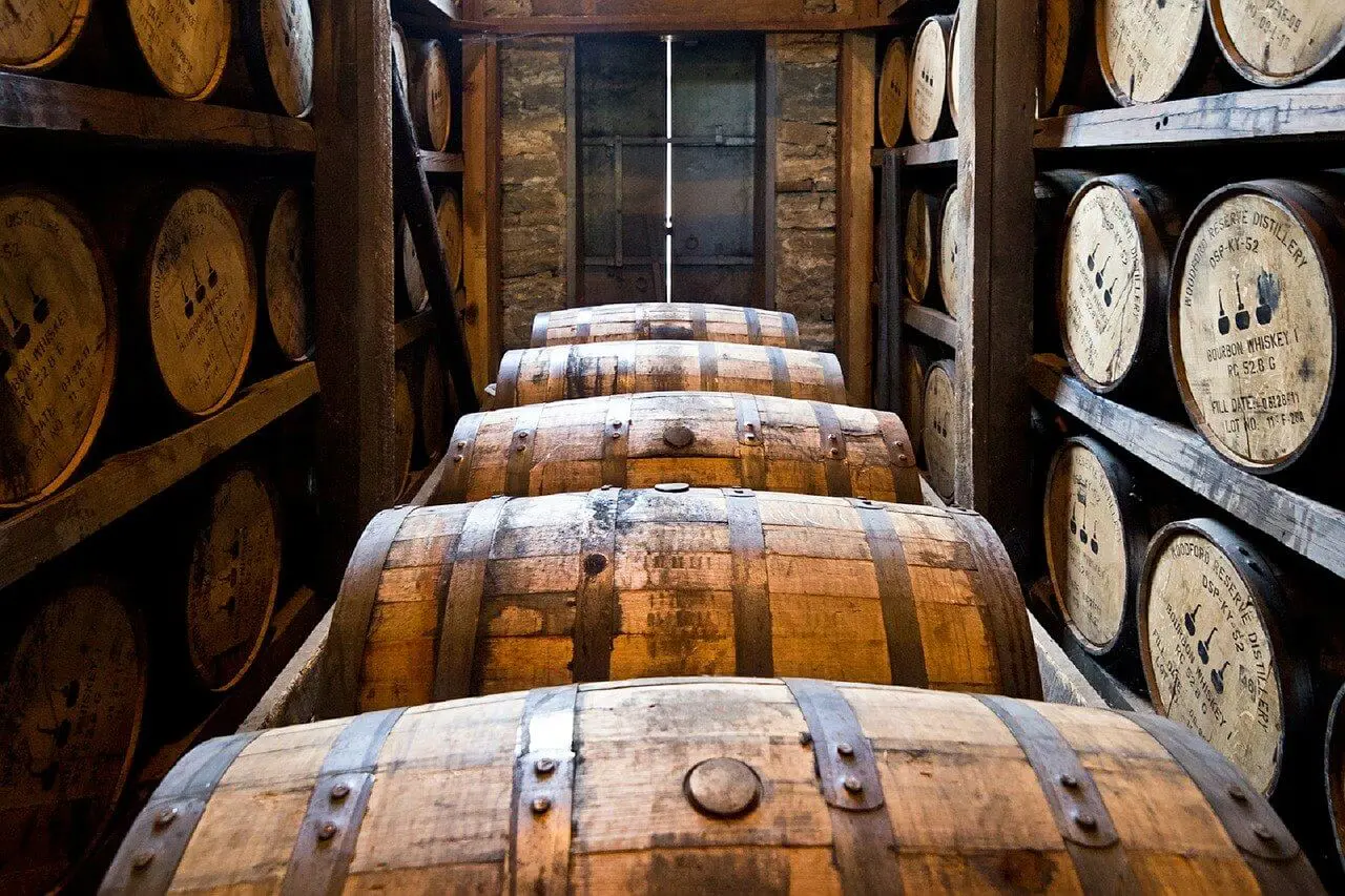 Whiskytillverkning: Whiskyn ska lagras på ekfat under flera år. På bilden fina fat från Woodford Reserve destillery, amerikansk Bourbon whiskey.